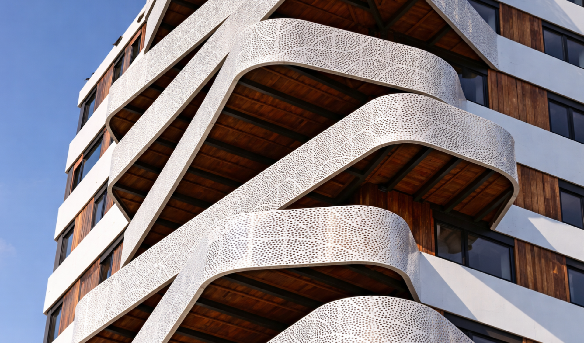 Guarda-corpo metálico em fachada contemporânea